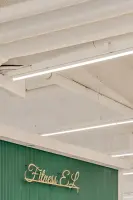 화이트 노출천장과 그린월의 감각적인 피트니스